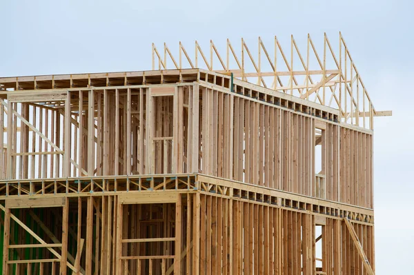 Cadre et chevrons d'une nouvelle maison en contreplaqué — Photo