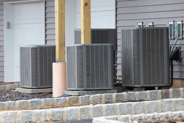 Klimatizace v blízkosti nového domu systém čerpadlo moderní instalace — Stock fotografie