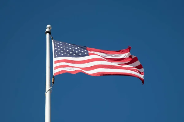Bandeira Americana Acenando Céu Azul Independência Nacional Memorial Vento — Fotografia de Stock