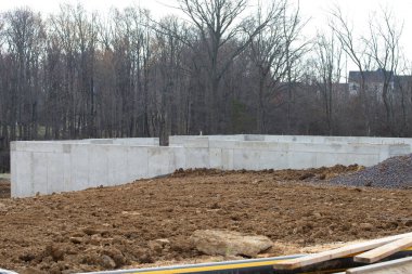 Yeni bir beton duvar bloğu için beton temel