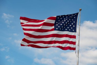 Mavi gökyüzünde dalgalanan Amerikan bayrağı ulusal zafer vatanseverliği