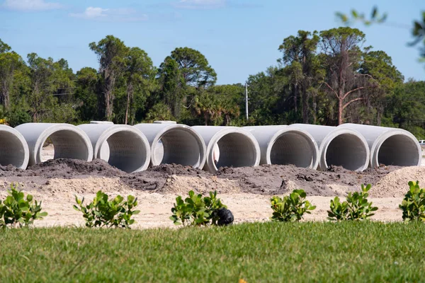 在田里的建筑工地上铺设大型混凝土水管 以建造排水系统 防止堆积物泛滥 — 图库照片