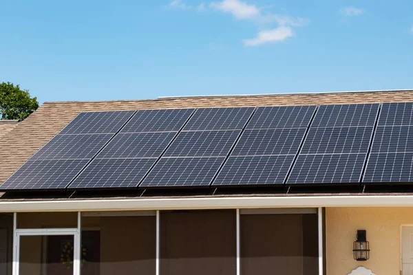 Paneles solares en la azotea de casa — Foto de Stock