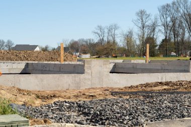 Yeni bir ev inşaatı endüstrisi için beton temel maddi iş gücü