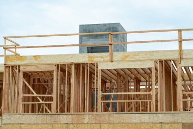 Yeni bir binanın ahşap iskeleti yapım aşamasında. Kereste faşisti.