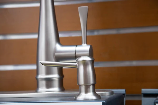 Gümüş mutfak muslukları — Stok fotoğraf