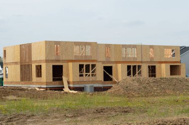 Tamamlanmamış kontrplak ev inşaat iskeleti pencere kapısı