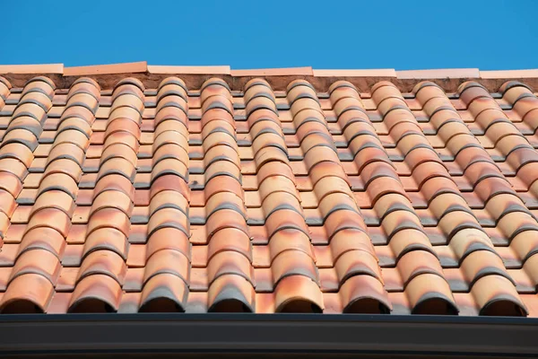 屋顶上覆盖着瓷砖和现代建筑材料 — 图库照片