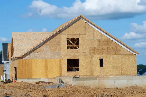 Tamamlanmamış ahşap ev kontrplak çerçeve çatısı