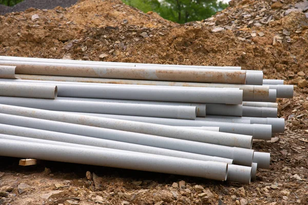 İnşaat alanındaki su boruları yığını