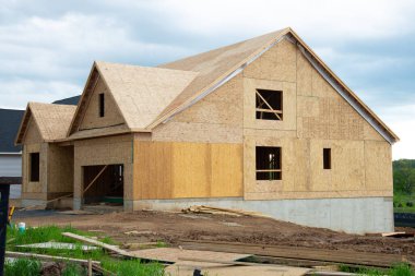 İnşaat ahşap çatı duvarının altındaki yeni konut iskeleti modern.