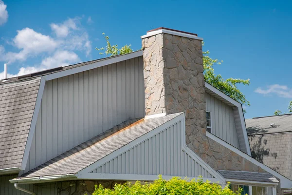家の外の暖炉から煙突近代的な屋根の青を構築する — ストック写真