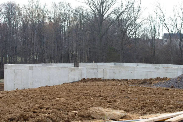 Yeni bir evin beton zemini için beton temeller modern duvar inşaatçısı.