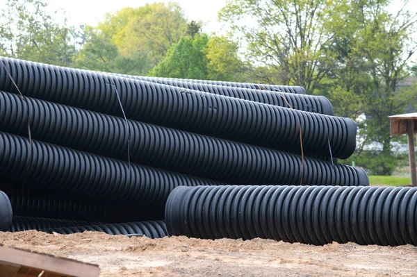 Geniş çaplı kıvrımlı su boruları siyah ikmal için hazırlanıyor.