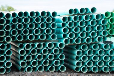 Su boruları yığılmış.