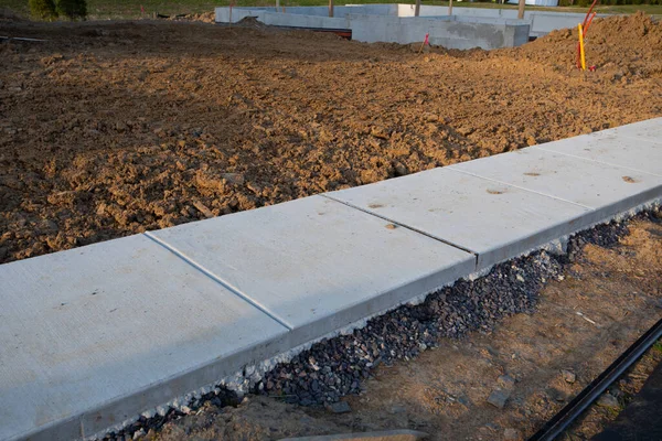 Nová betonová pěšina chodník cement ulice materiál šedý štěrk — Stock fotografie