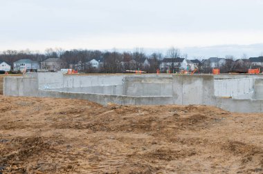 Evin temelleri, bitmemiş bungalov, kaba inşaat.