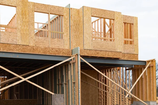 Gerahmt Neubau eines Hauses Gebäude ein neues Haus Rahmen eines Hauses, Vollrahmen — Stockfoto