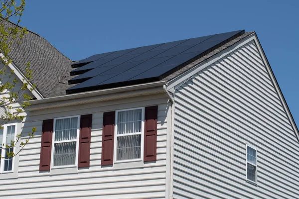 Casas modernas con paneles solares en el techo para energía alternativa — Foto de Stock