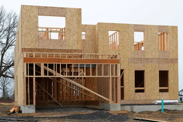 Un proyecto de construcción de casas dúplex residenciales que muestra el techo de madera contrachapada y el revestimiento de pared de filamento orientado — Foto de Stock