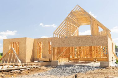 Kontrplak bir evin çatı kirişinin inşaatı duvar çivileri ahşap iskelet