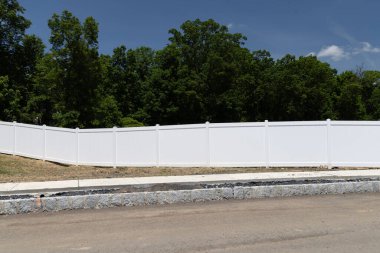 Beyaz vinil çit, özel mülk çimleri, temiz dekor.