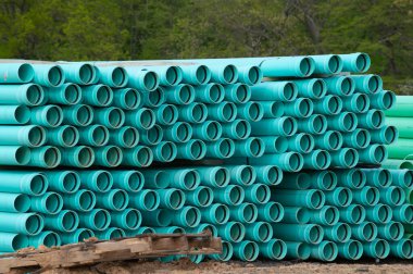 İnşaat alanındaki mavi PVC boru hattı yeni halka açık su yığını