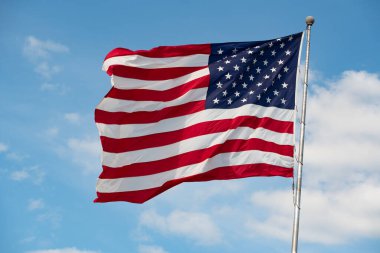 Mavi gökyüzünde dalgalanan Amerikan bayrağı ülke tatili