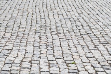 Yol, zemin kaldırımı olarak kare şeklinde granit taşlarla döşenmiş.