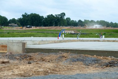 Temel inşaatı yapmak, kır evinin yeni zemininin temelini oluşturur.