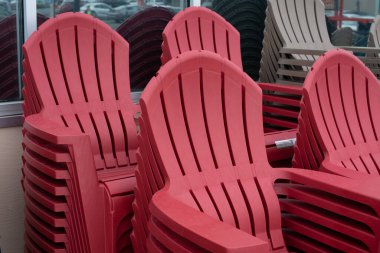 Bir sıra renkli Adirondack sandalyeler plastiğin dışında kırmızı
