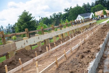 Yeni beton kaldırım kaldırımı döşemek için yapım çalışması ahşap malzeme
