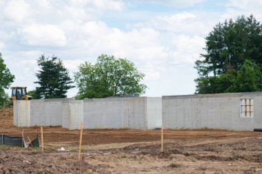 Yeni inşaat alanının bodrum katının temeli