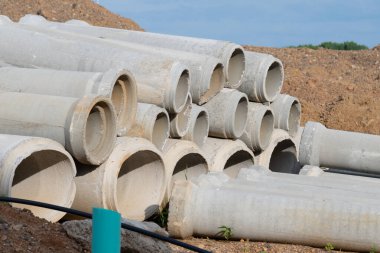 İçme suyu için su boruları inşaat sahasında dikilir.