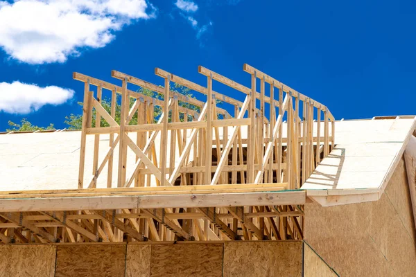Sparren Eines Neuen Hauses Gegen Den Blauen Himmel Holzdachplanke Neu — Stockfoto