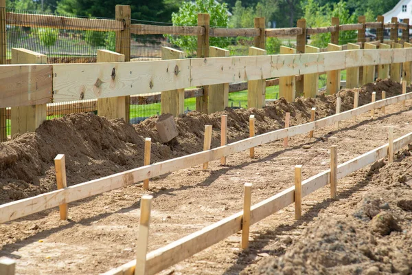 Yeni bir kaldırım kaldırımı inşaatı, kaldırımlar, kaldırımlar, kaldırımlar, çakıllar ve caddeler.