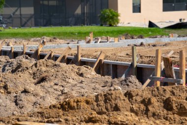 Yeni bir ev inşaatı için temel çalışma beton yapı zemini
