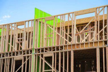 Güneşli bir günde inşa edilen yeni apartman kontraplak çerçeve modern apartmanın ön cephesi kereste banliyösü