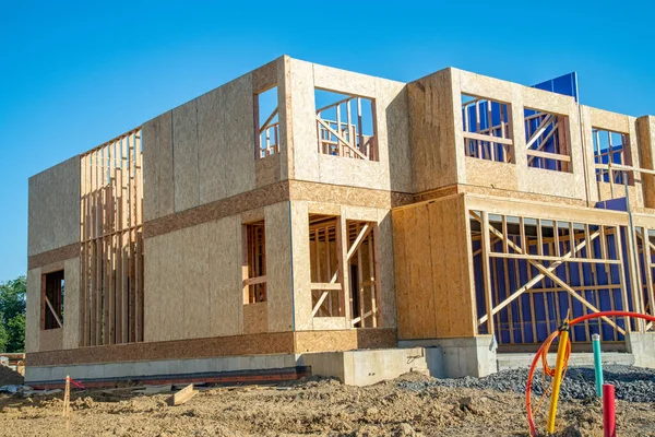 Yeni bir evin duvarları ve çerçevesi inşaat kiriş tasarım kiriş kirişi kirişi