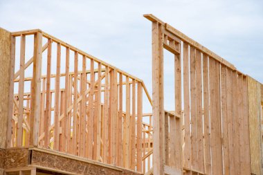 Bir kontrplak evin ikinci katının çerçevesi. Yeni tahta, doğal olmayan bir şey.