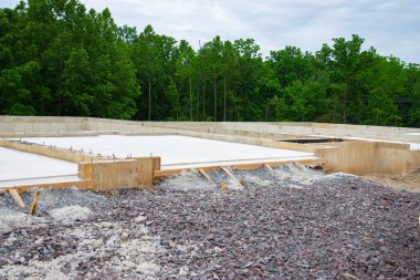 Hazırlık süreci zemin katındaki inşaat alanı ve ev temeli manzarası