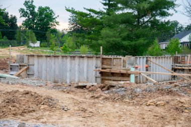 Beton dökmek için metal takviyeli biçimlendirme bir ev inşa konsepti için sağlam bir temel demir beton zemin.