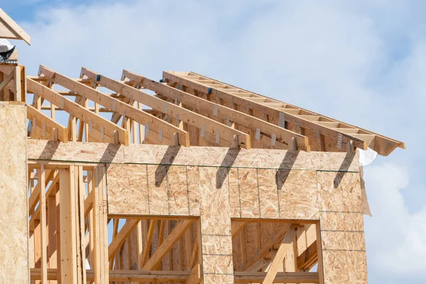 Mavi gökyüzüne karşı kirişler yapı ahşap kiriş materyali