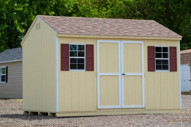 Yeni çatı penceresinin dışında ahşap kapı deposu.