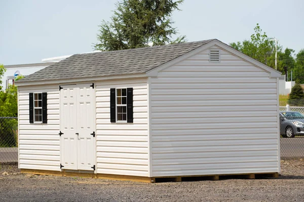 Bahçe kapısı çatısı. Yeni modern ağaçlar.