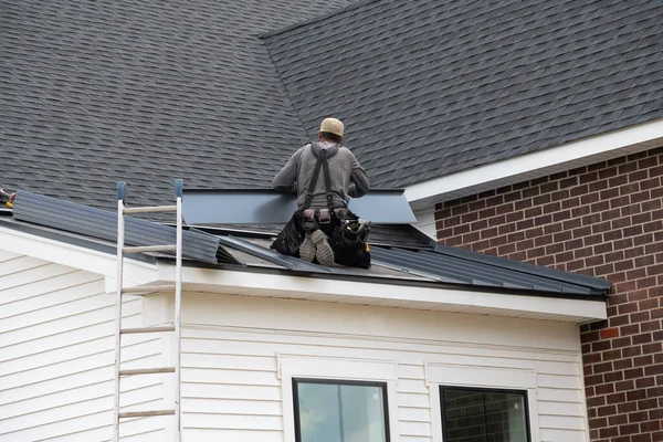 Worker Making Iron Roof Metal Steel Professional Roofer — Zdjęcie stockowe