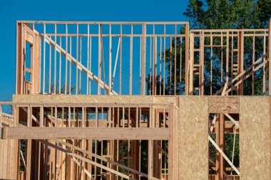 İnşaat kontrplak yapı gökyüzü malzemesi altındaki yeni bir evin iç iskeleti.