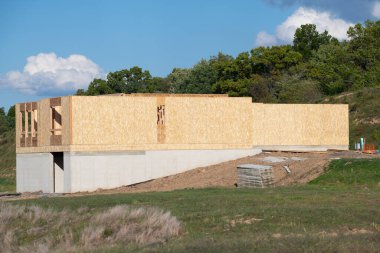 Kontrplak ev duvarı ve temeller ahşap iskelet malzemesi yeni