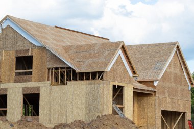 İnşaat çatısının altındaki yeni konut iskeleti çatı kiriş penceresi gerçek