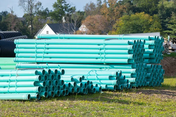 Polietilen borular HDPE su, kaldırım üzerinde yatıyor zemin boru hattı stok yatar